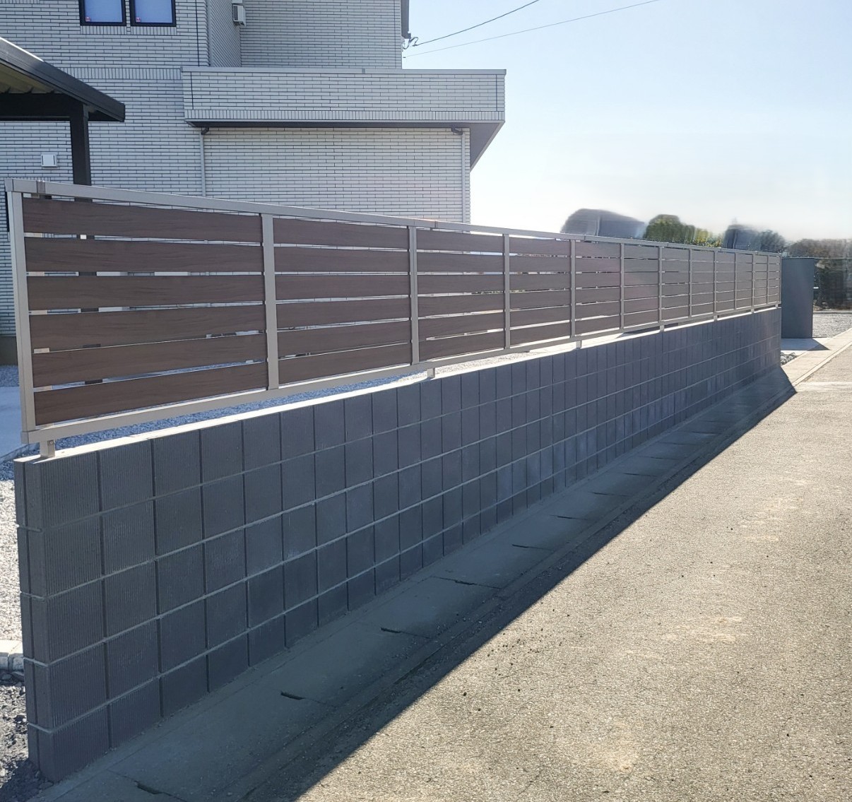 施工後　ブロックフェンス　ブロック　SBIC　スクエアC　色：ダークグレー　フェンス　LIXIL　フェンスAB　YS3-K型　片面木彫　色：シャイングレー+クリエモカ