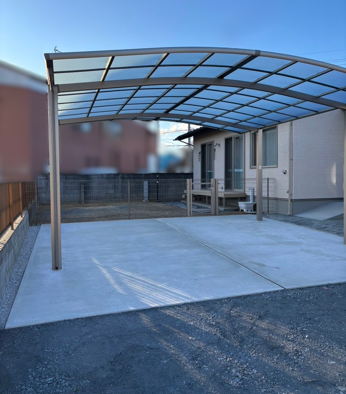 施工後　カーポート　LIXIL　ネスカ R 2台用　色：シャイングレー　熱線吸収ポリカーボネート板：クリアマットS
