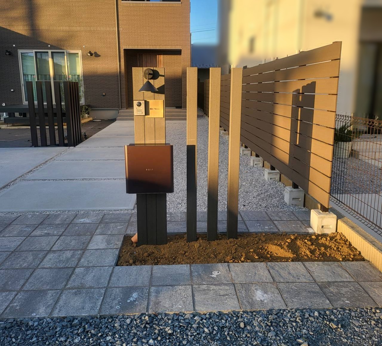 施工後　機能性門柱\　福彫　ボヌール　色：チャコールウッド