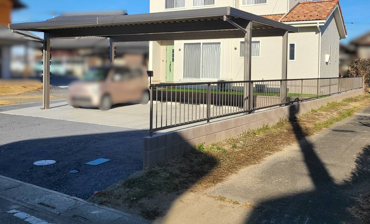 施工後　ブロックフェンス　ブロック　SBIC　スクエアC　色：ダークブラウン　フェンス　三協アルミ　マイエリアⅡ　色：アーバングレー