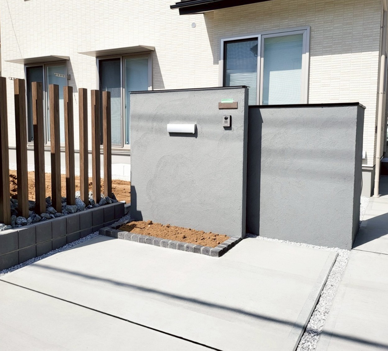 施工後　門塀　ポスト　メイクランド　ウッディ＆ラスティー 色：ヘアライン／表札　丸三タカギ　ベイクドタイル　花壇　ピンコロ　ＴＯＹＯ　プリウスブリック　