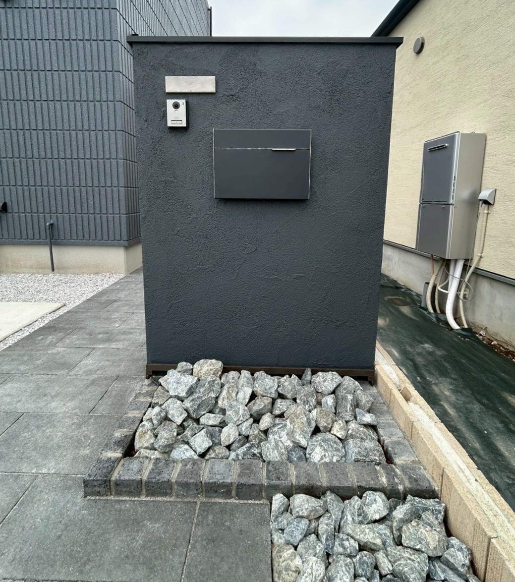 施工後　門塀　ポスト　ユニソン ヴィコBI　色：マットブラック／表札　丸三タカギ　ステンレススチール／照明　LIXIL　ウォールバーライト