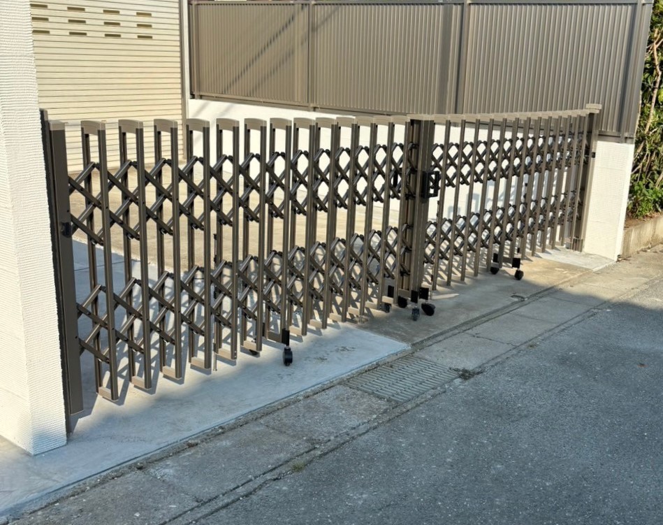施工後　伸縮門扉　三協アルミ　クロスゲートS　傾斜タイプ