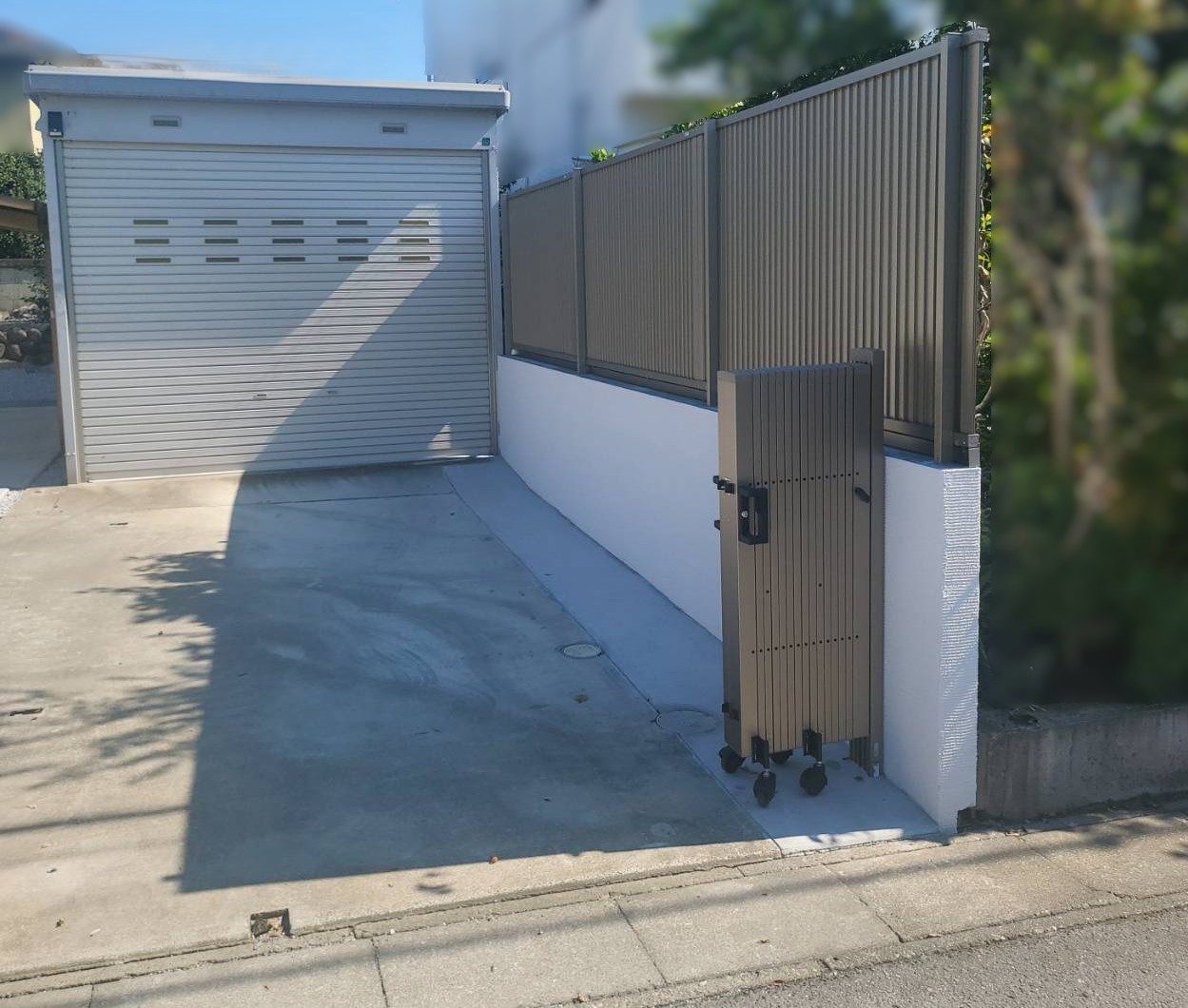 施工後　フェンス　LIXIL　フェンスAB　TM1型　色：シャイングレー