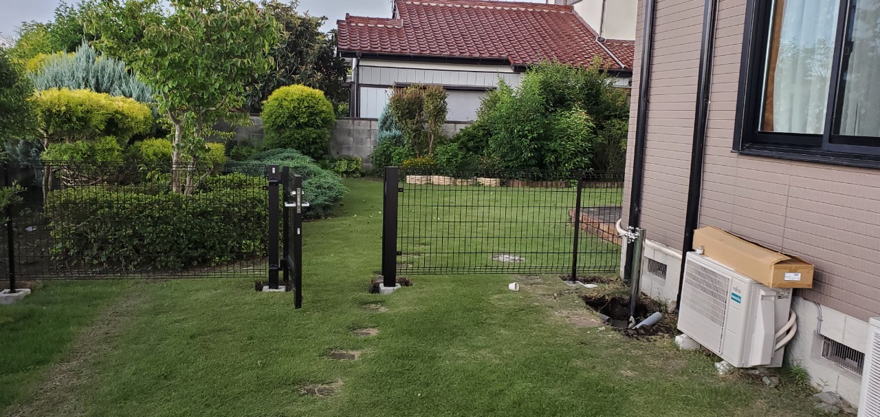 施工後　フェンス　LIXIL　ハイグリッドフェンスN8型　T-10　色：ダークブラウン