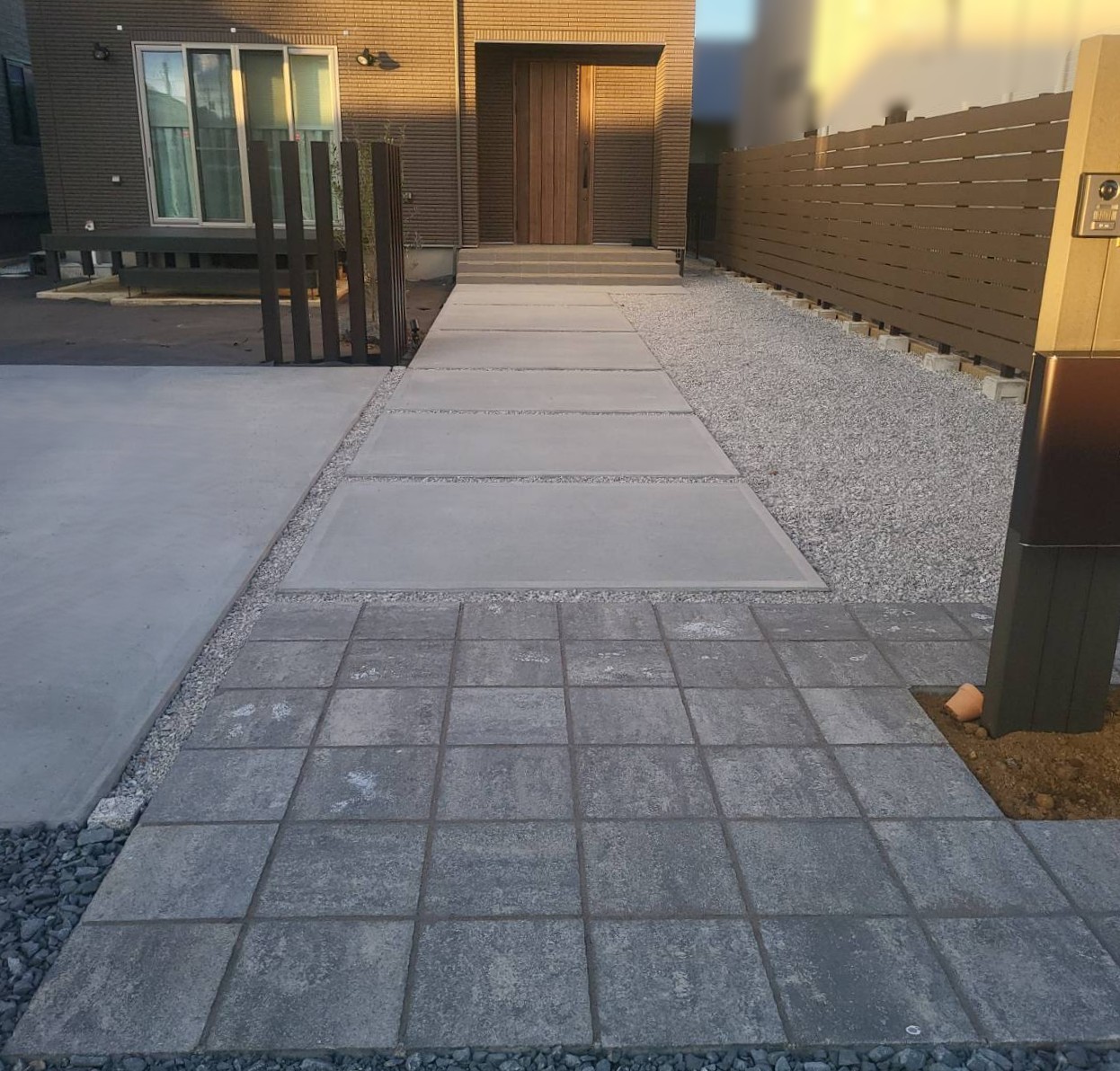 施工後　アプローチ　SBIC　パエリア　色：ティンタ