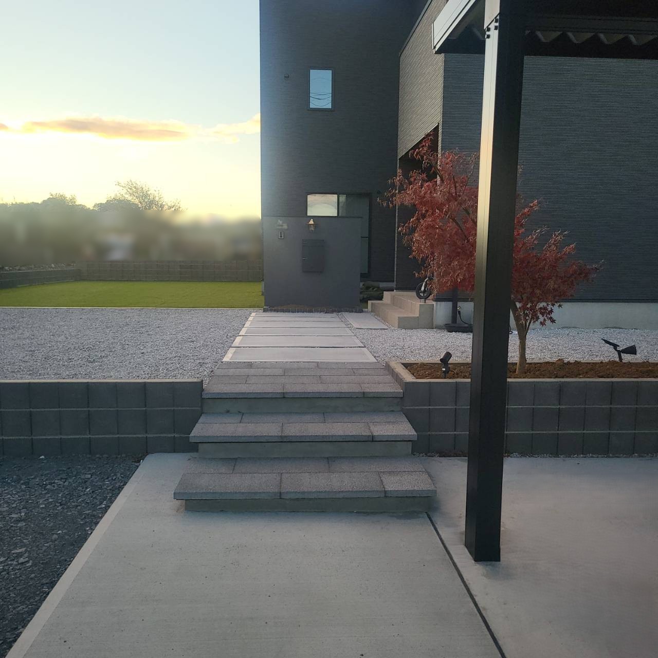 施工後　アプローチ　TOYO　フラグペイブ　色：グレー