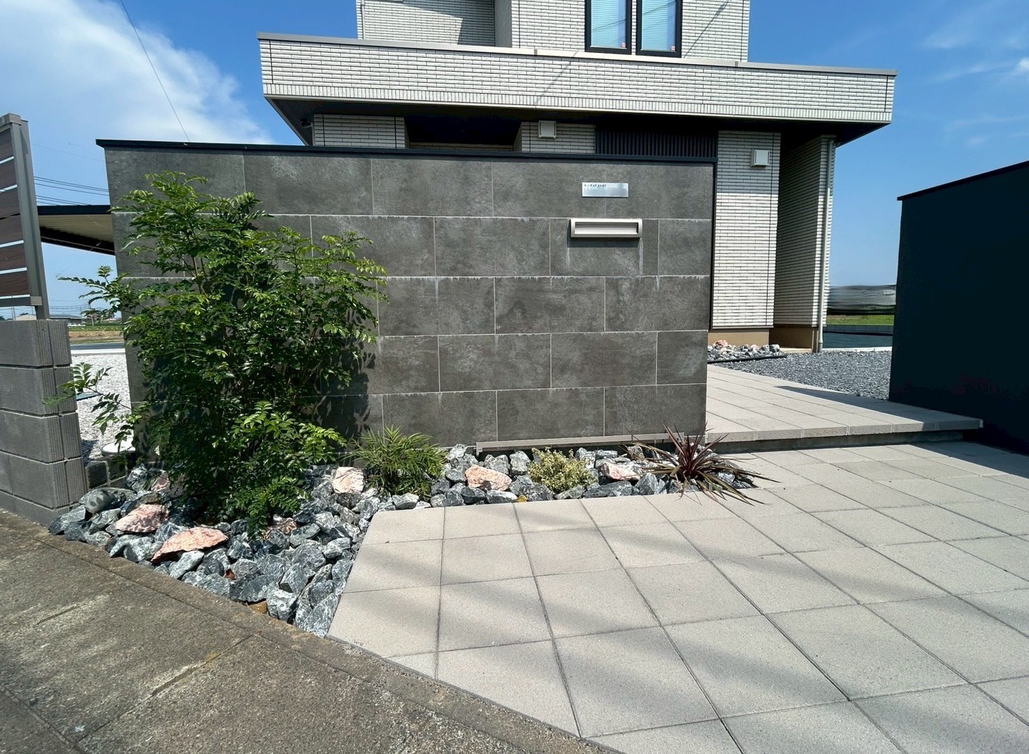 施工後　門壁　タイル　タカショー　セラレバンテ　色：ブラック　笠木　LIXIL　コーピング<br />
