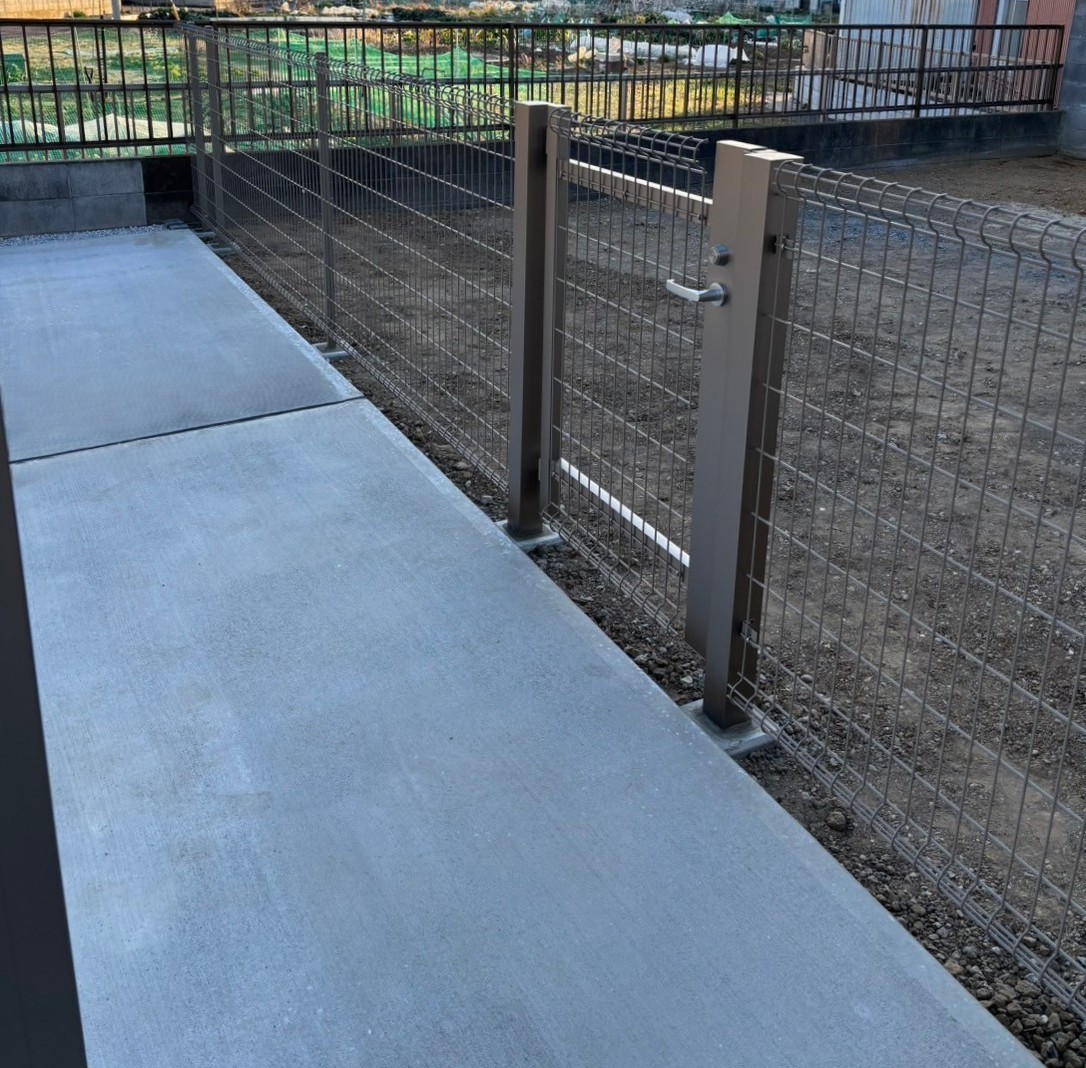 施工後　LIXIL　ハイグリッドフェンスN8型／ハイグリッド門扉NF8型　色：シャイングレー