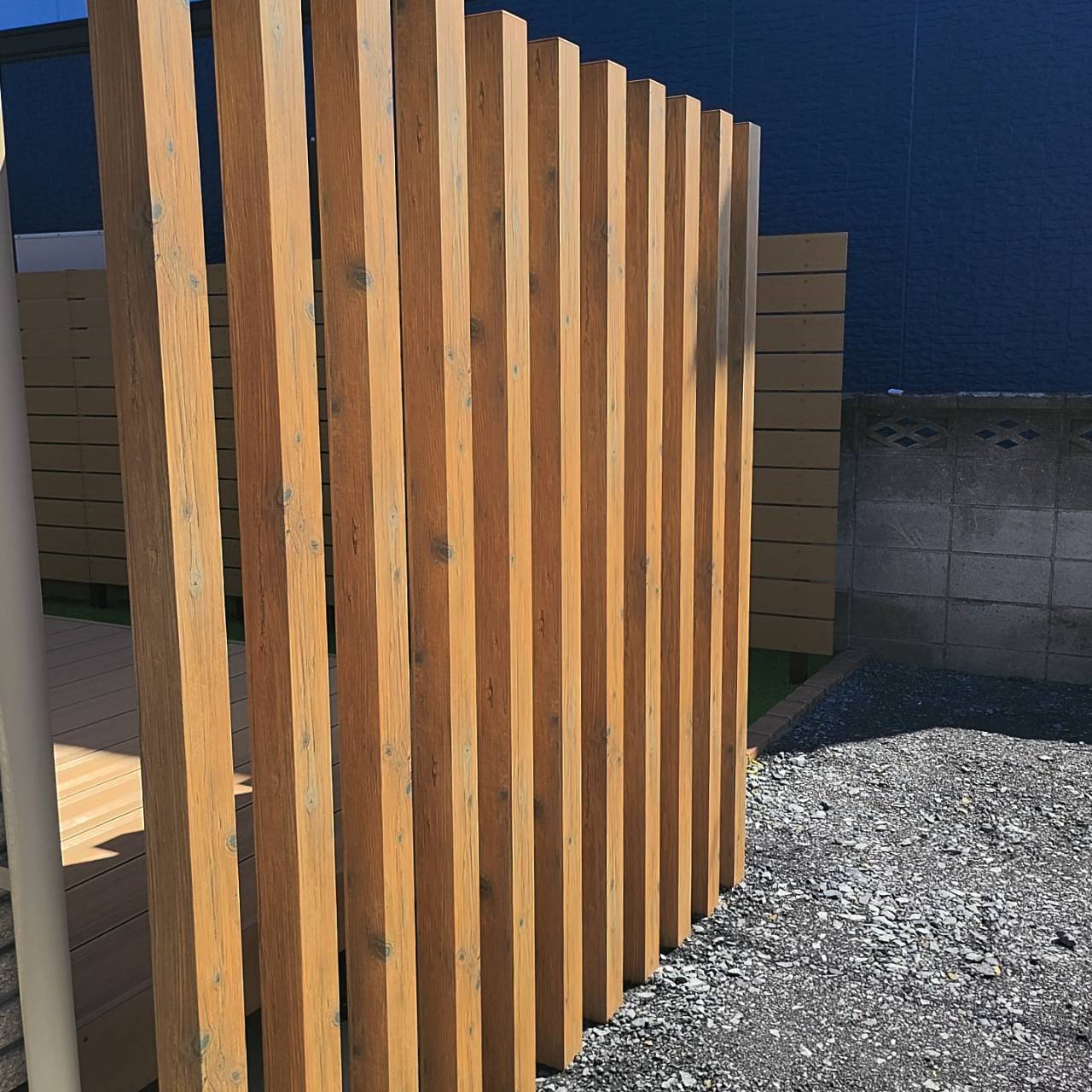 施工後　縦格子　タカショー　スリットフェンス用格子材　色：クラシックナチュラル