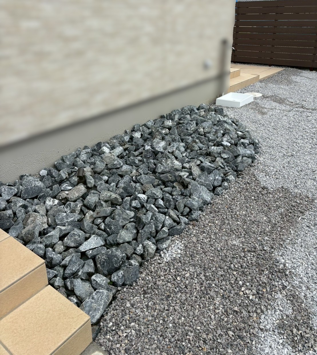 施工後　花壇　水栓受け台　gather　スクエアパン<br />
