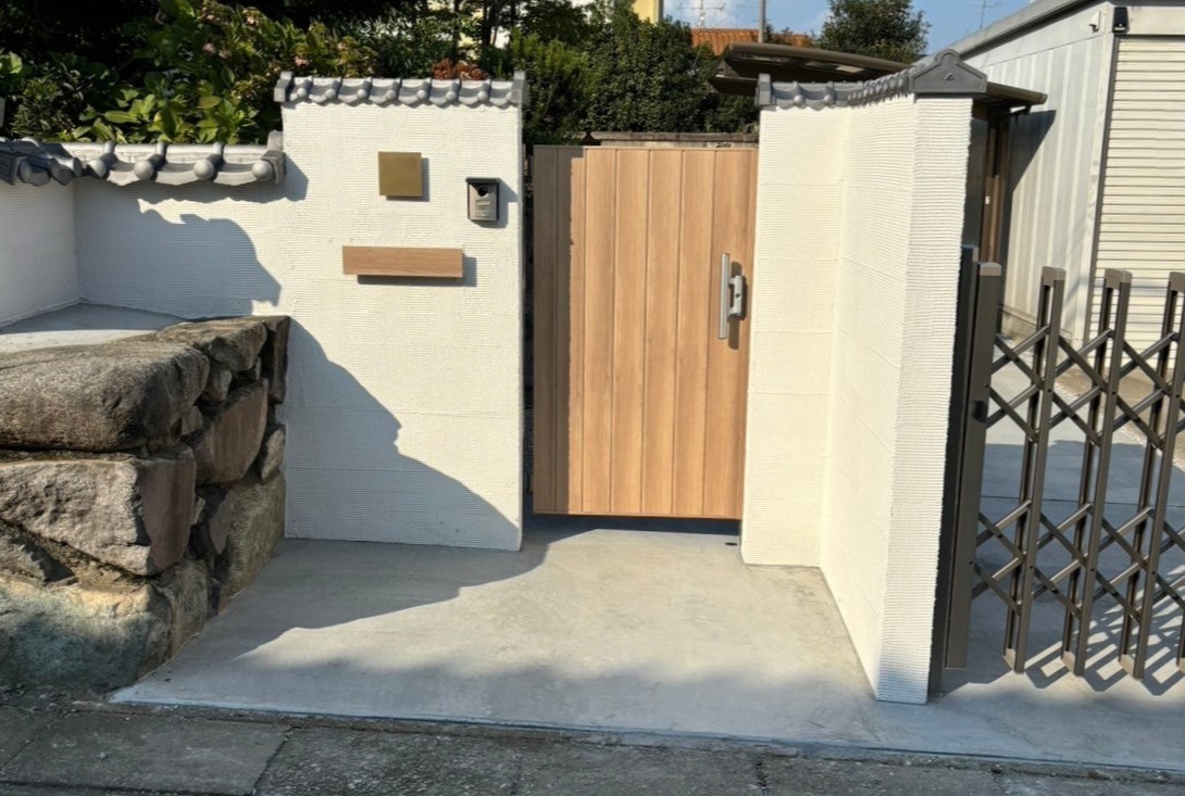 施工後　門壁　門扉　LIXIL　開き門扉AA　TM1型（木調）色：オーク　表札　LIXIL　チタンサイン　色：ゴールド　ポスト　LIXIL　エクスポストKN　色：オーク