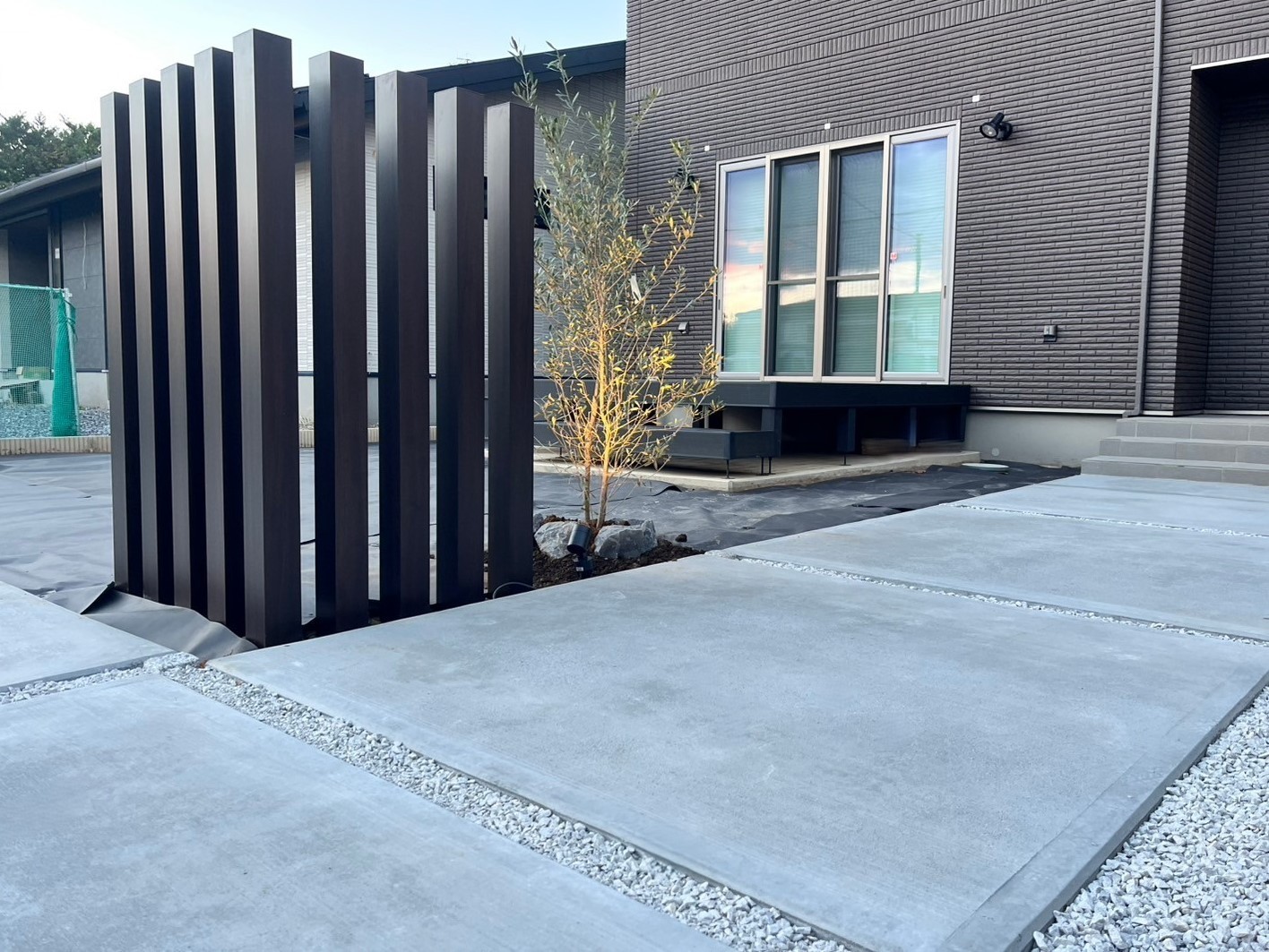 施工後　枕木　LIXIL　枕木材　木調　色：クリエダーク