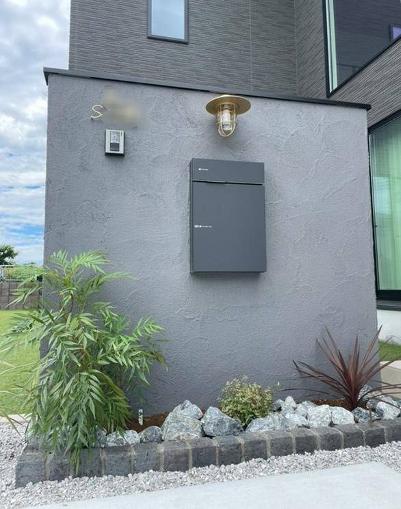 施工後　門塀　宅配ボックス　ユニソン　ヴィコDB　色：マットブラック　門柱灯　タカショー　マリンライト（ウォールタイプ）シェード付き　色：シャインゴールド