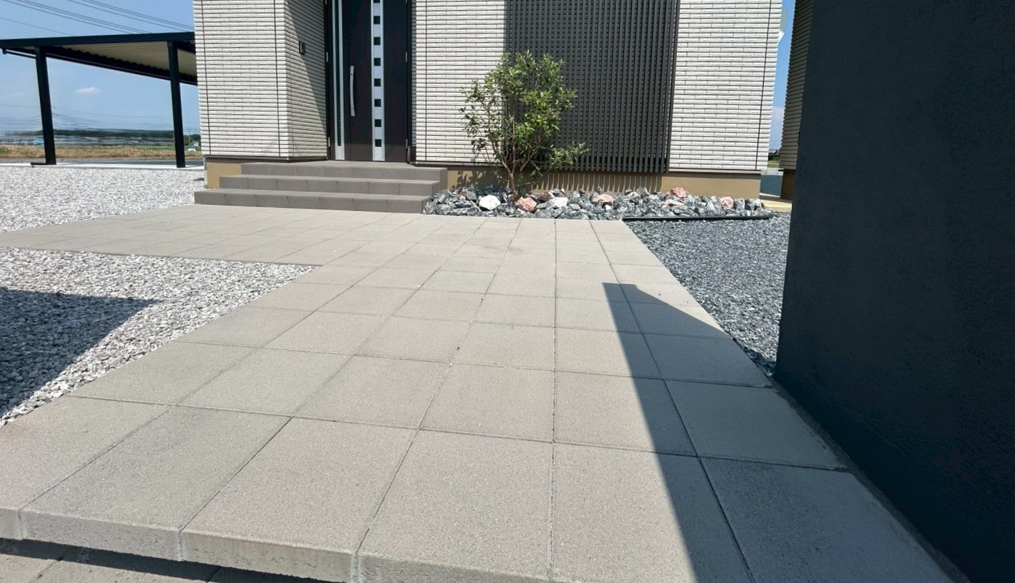 施工後　玄関アプローチ　TOYO　ドゥー・ステップ　色：グレーベージュ