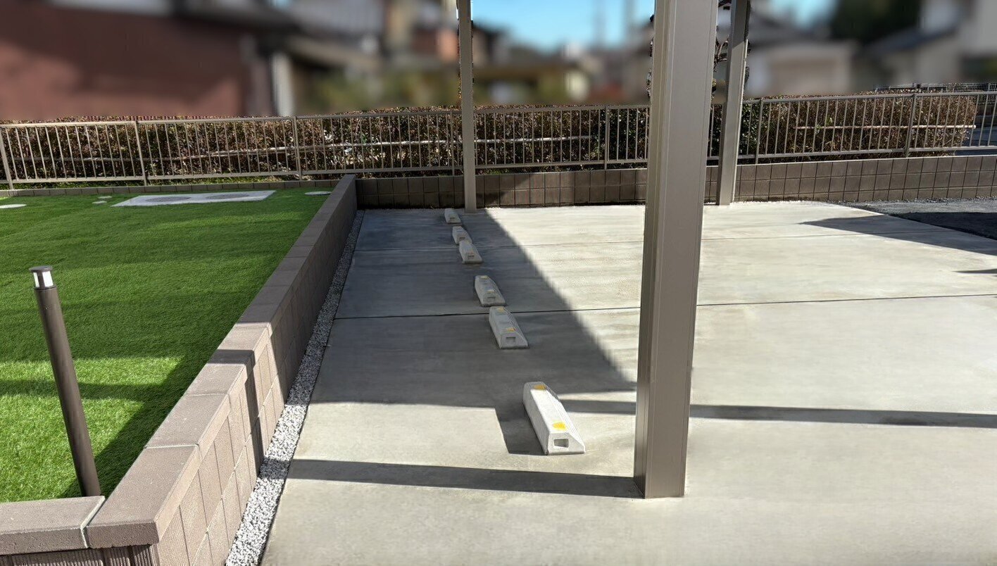 施工後　土間コンクリート　車止め<br />
ブロック笠木　SBIC　コモンキャップ　色：ダークブラウン<br />
