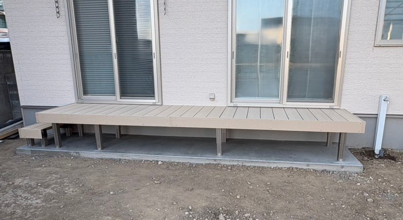 施工後　ウッドデッキ　LIXIL 樹ら楽ステージ　色：ペールウッド<br />
<br />
