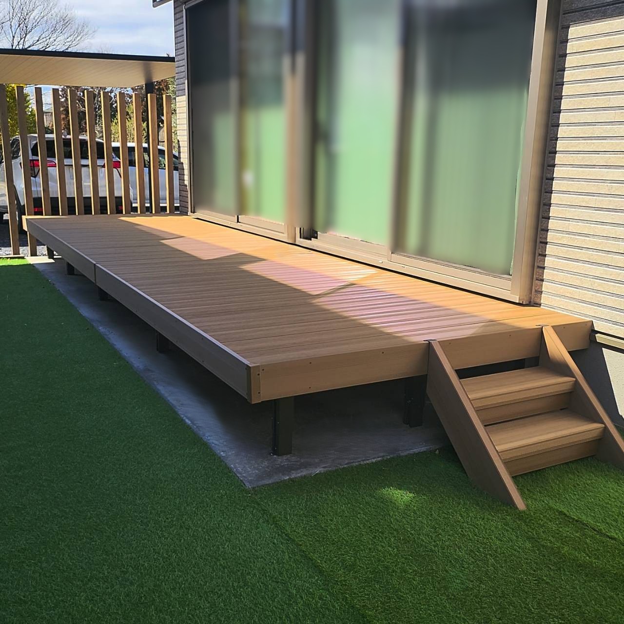 施工後　ウッドデッキ　LIXIL 樹ら楽ステージ木彫　色：オータムブラウン<br />
<br />
