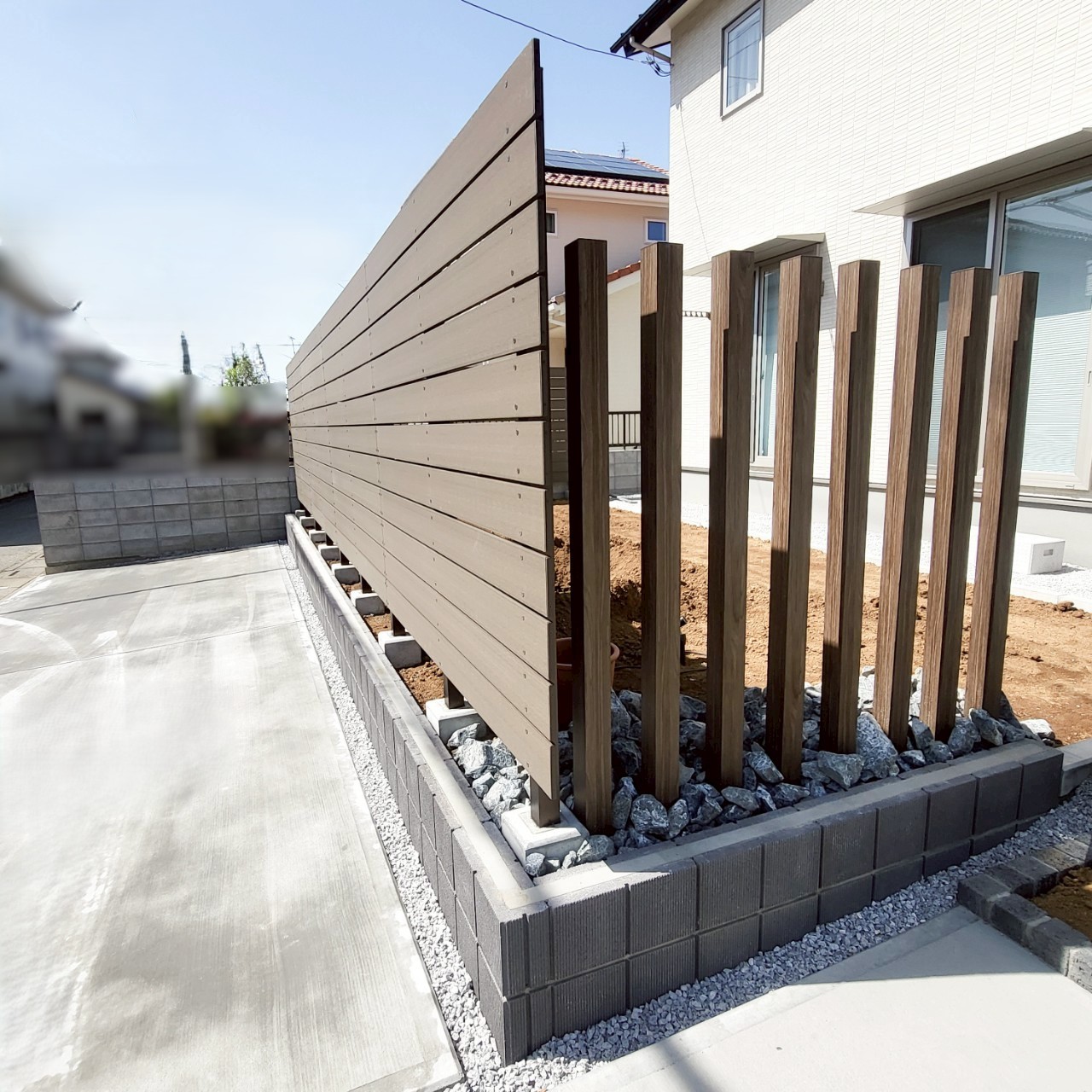 施工後　格子　タカショー　スリットフェンス用格子材　色：ラッピングカラー ブラウンエボニー格子　タカショー　スリットフェンス用格子材　色：ラッピングカラー ブラウンエボニー