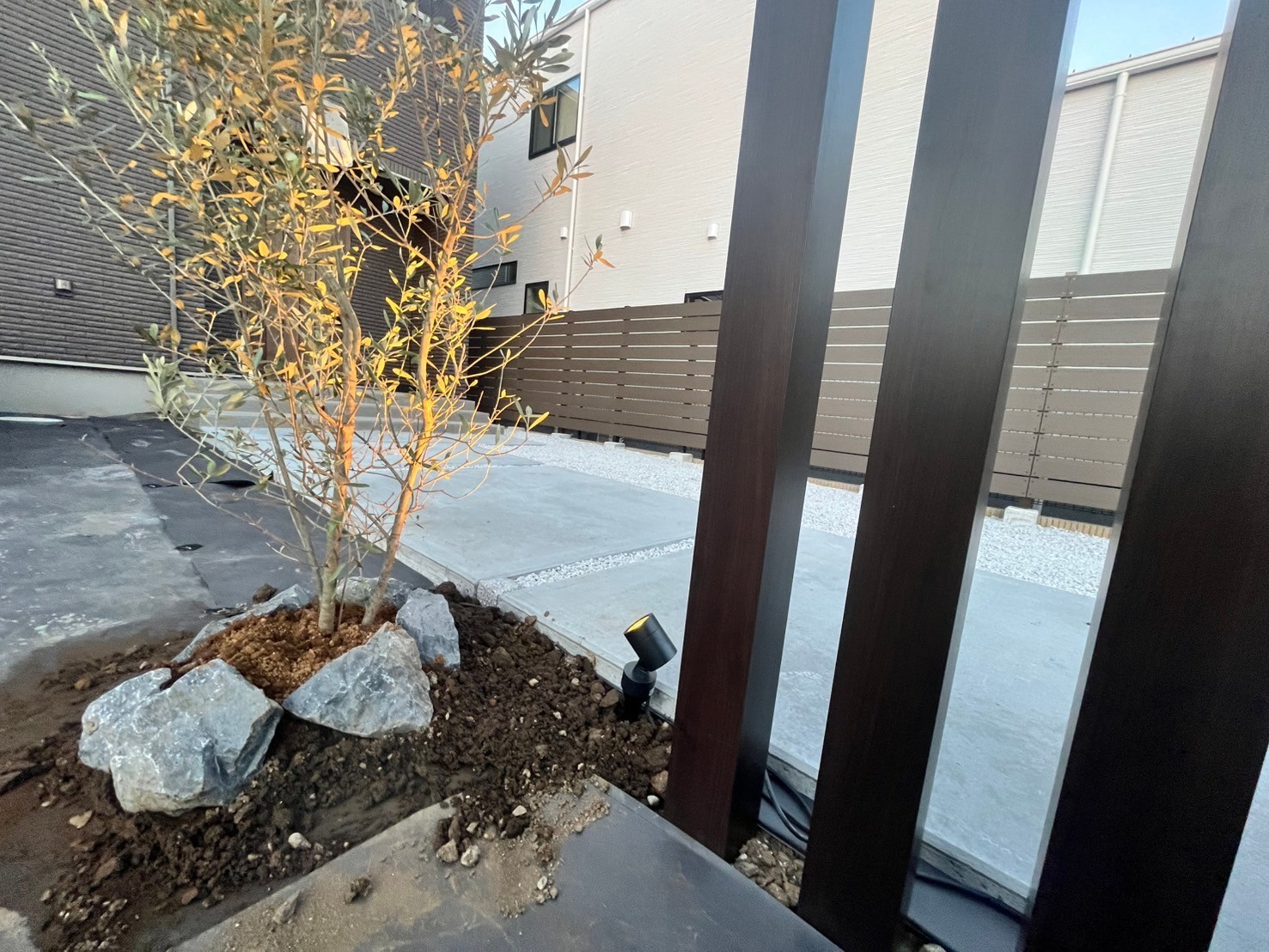 施工後　植栽　照明　LIXIL　スパイクスポットライト<br />
