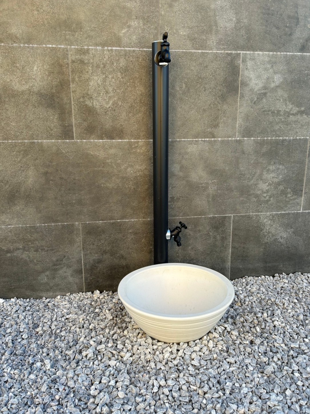 施工後　立水栓　TOYO　マルコ　色：ブラック　陶器パン　コーン　色：シルキー