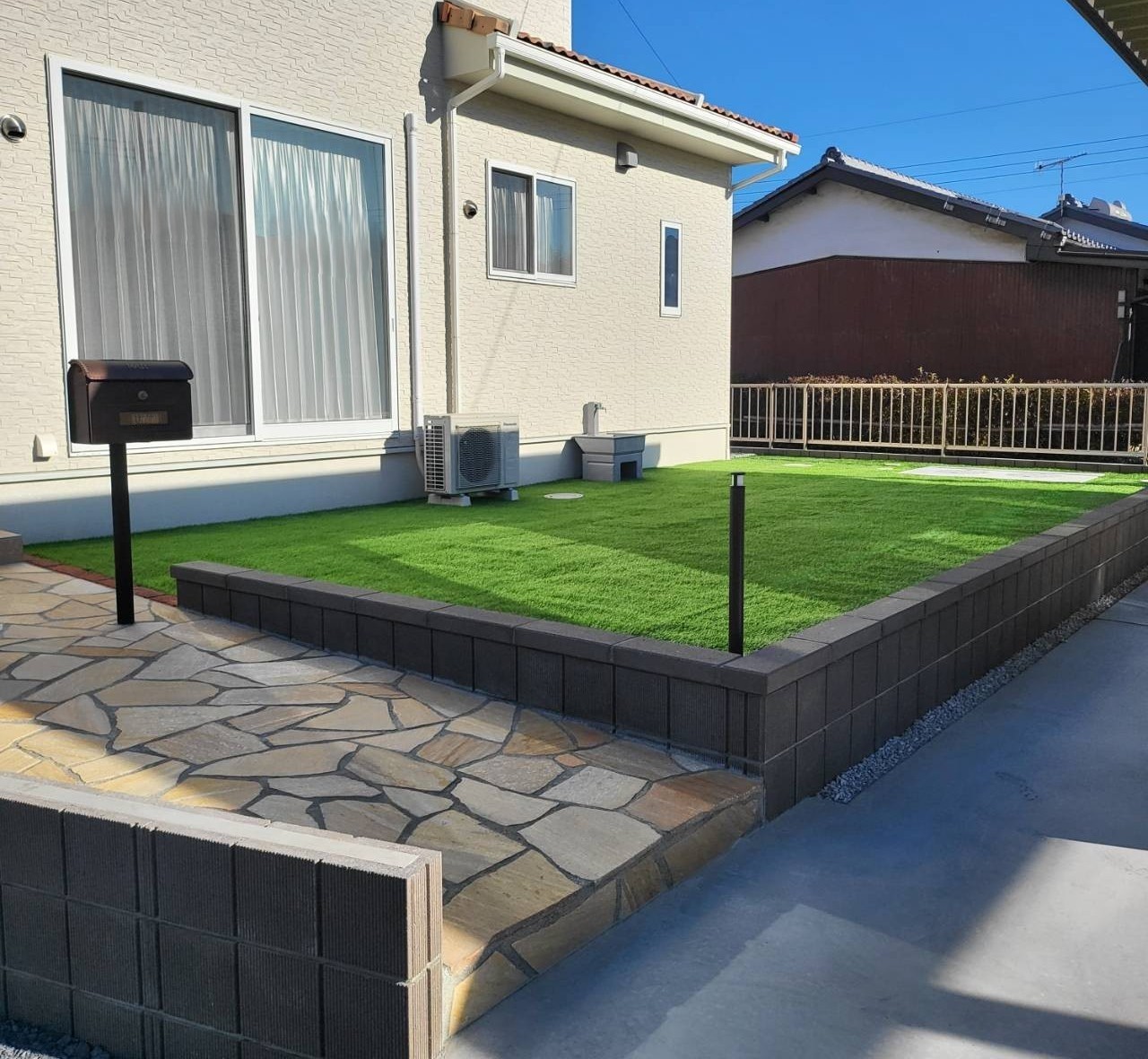 施工後　人工芝　照明　LIXIL　ローポールライト丸形