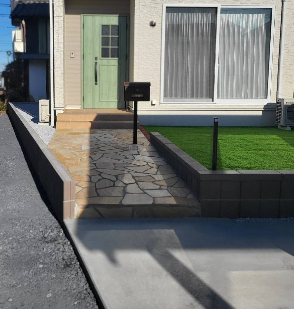 施工後　玄関アプローチ　乱形石　メイクランド　エルドラドクォーツ　色：イエロー