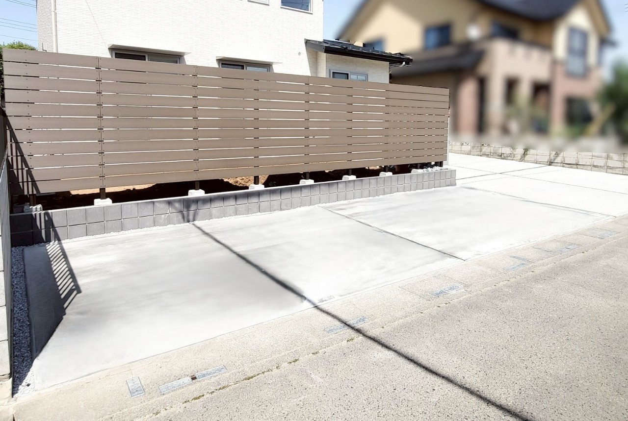 施工後　目隠しフェンス　F&F　ニコボード　色：ノワール　ブロック　SBIC　スクエアC　色：ダークグレー