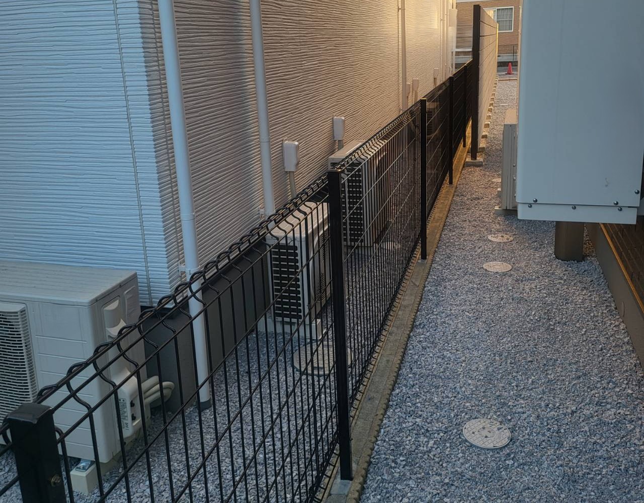 施工後　メッシュフェンス　LIXIL　ハイグリッドフェンスN8型　色：ダークブラウン