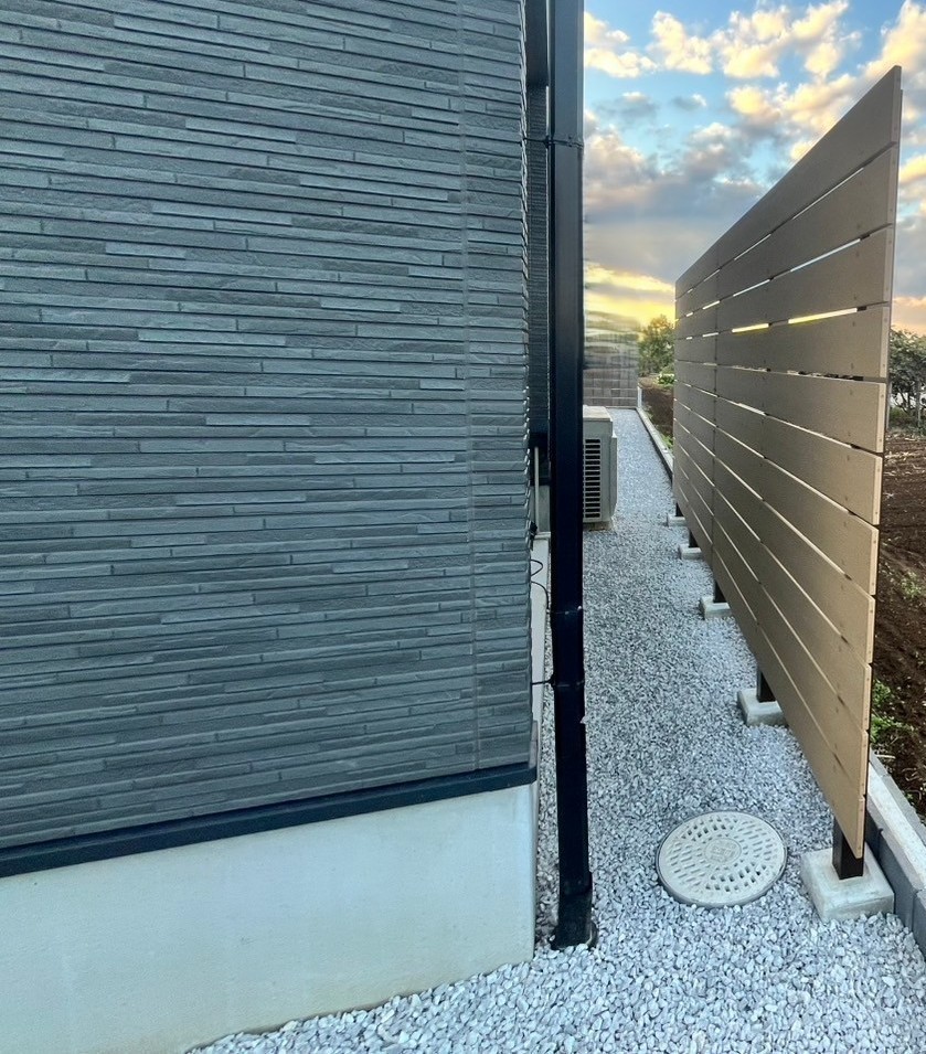 施工後　目隠しフェンス　F＆F　ニコボード　色：ティンバー