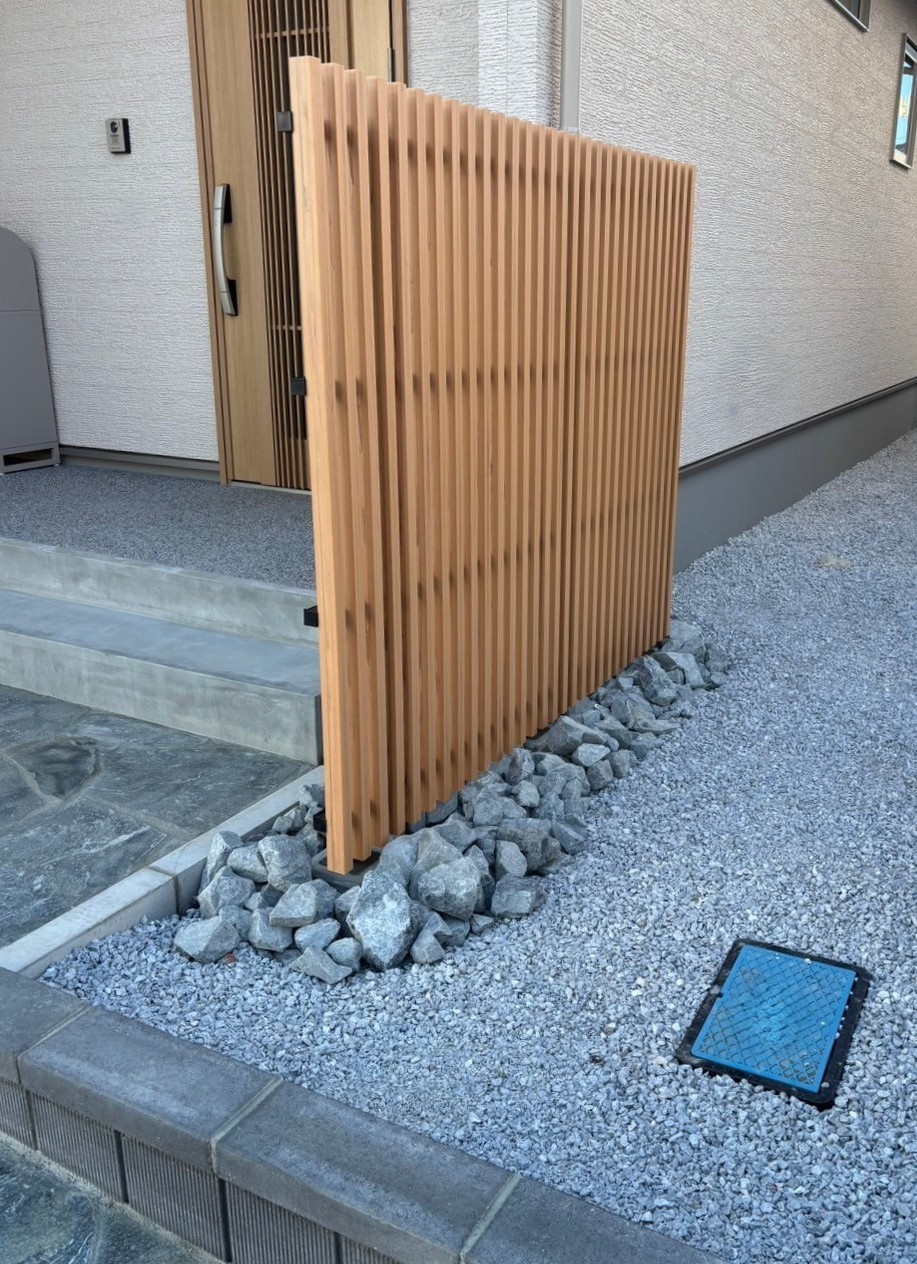 施工後　縦格子　F&F　ラインスタイル Lタイプ　色：シンプルウッド＆ブラック（柱）