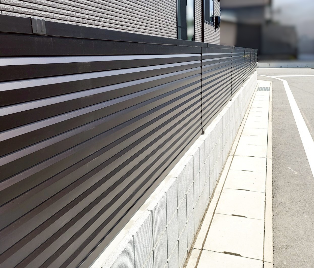 施工後　目隠しフェンス　YKK AP　シンプレオフェンスYL1M型　色：カームブラック　ブロック　SBIC　スクエアC　色：ライトグレー<br />
