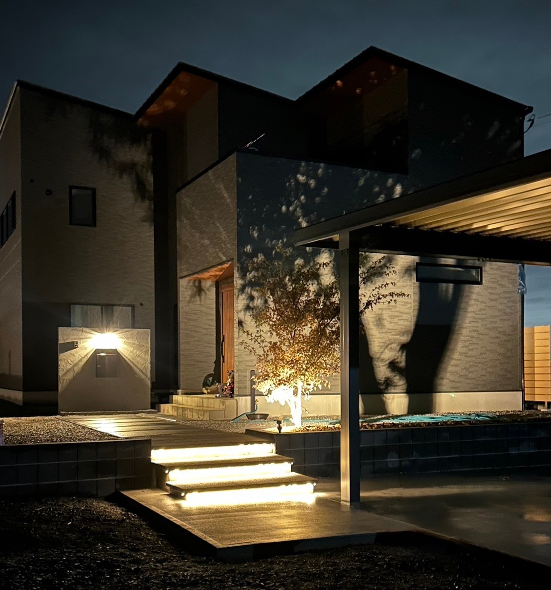 施工後　照明　階段照明　LIXIL　シンプルラインライト