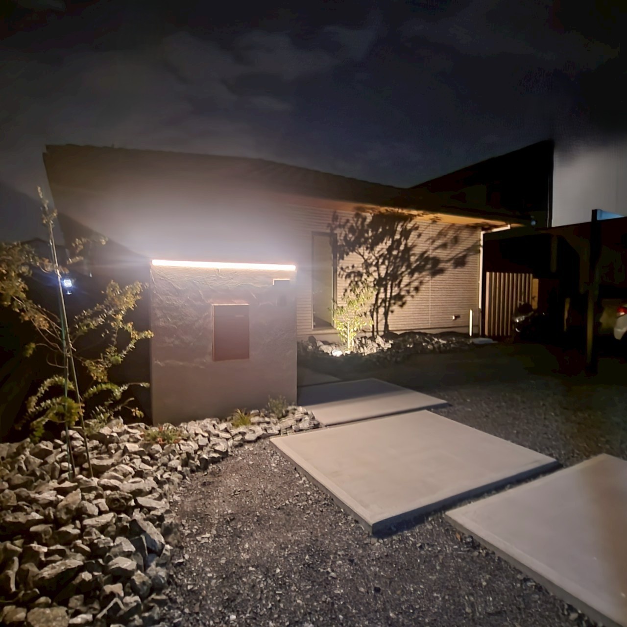 施工後　照明　LIXIL コーピングビームライト