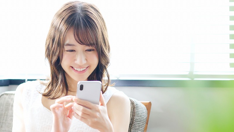 笑顔の女性スマホ