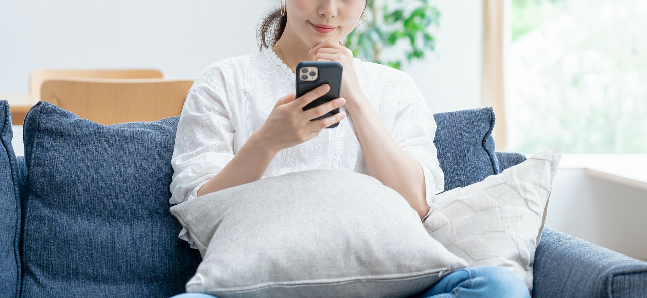 女性スマホ操作中